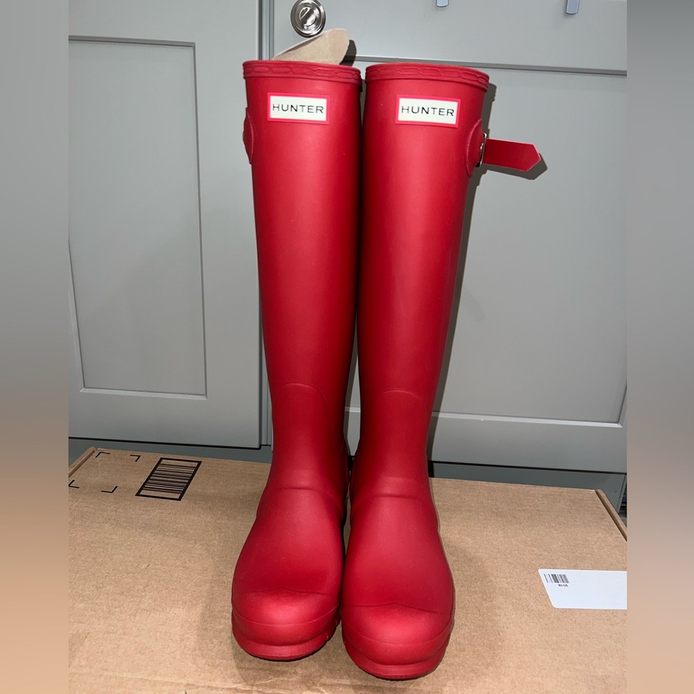 Brand new HUNTER Women's Original Tall Rain Boots. Size 8 EU 39